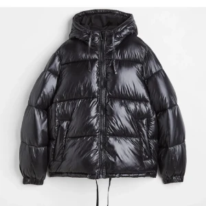 Hm puffer jacka  - Hm puffer jacka i mycket bra skick. Använd i en säsong men bandet nertill är borta tyvärr annars är den näst intill ny! Skriv om ni vill ha bilder på! 