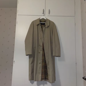 Burberry kappa - Burberry jacka sitter som en L, den är i fint skick. Har modifierats på axlarna där det fanns remmar innan. Kan skicka bild. 