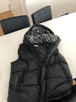 Burberry väst/jacka - Har denna väst/jacka riktigt fin Dene rätt så fräsch men använd ett par månader därför de bra pris på den Armar ingår så man kan göra den till en jacka riktig fet jacka till vintern samt väst till våren 
