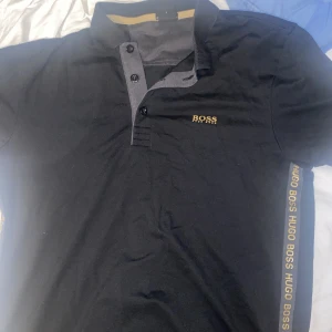 Svart boss piqe - Ny pris 1300 skick som ny. köpt på nk och har ej användts särskilt mycket
