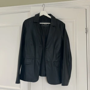 Läderkavaj - Vintage jacka i äkta läder. Väldigt fin kvalité.