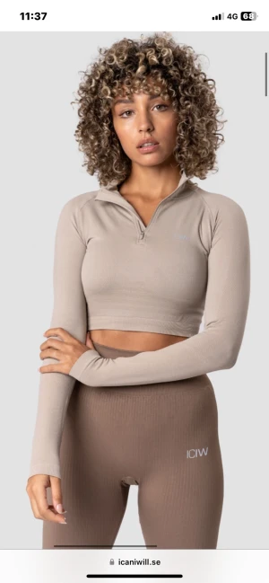 Icaniwill - Säljer en icaniwill top, då jag inte va bekväm med att den är kort. Men super fin och skön. Ny skick 😊