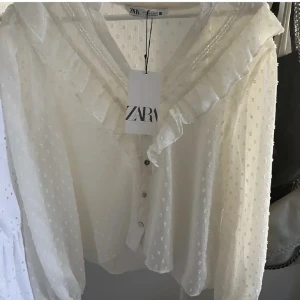 Zara blus  - Säljer denna super fina zara blus som inte kommer till användning! Är M men sitter mer som en s skulle jag säga🙌