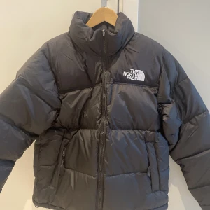 The north face vinterjacka  - Hej.  Säljer iväg en the north face vinterjacka/dunjacka. En 1996, 700 modell. Perfekt nu vid lite kallare tider.  Inga hål eller liknande, mycket fint skick.  Storlek Medium  Kan absolut fixa mer bilder eller liknande.  Vänliga hälsningar William
