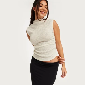 Vit topp - Vit topp ifrån Nelly i storlek Xs. Har använt en gång! Nypris: 249 kr