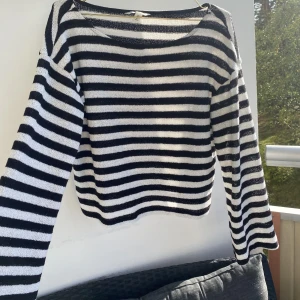 Tröja från H&M - Säljer denna stickade tröja från hm, då den ej kommer till användning. 