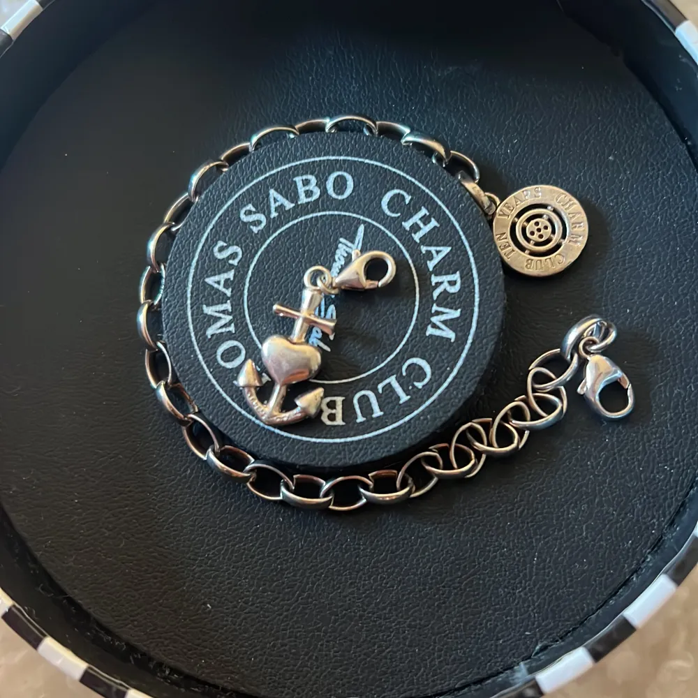 Säljer denna skitsnygga thomas sabo armband i silver, som ni ser på bild 2 kan ni även köpte till berlocket som också är ifrån Thomas sabo. Pris för berlock är 200 🤍🤍. Accessoarer.