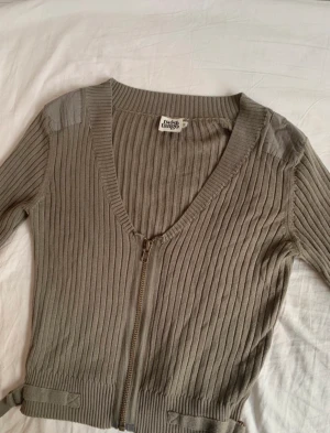 Twist & Tango kofta - En jätte fin kofta från twist &tango med dragkedja och spännen på sidan, har även enV ringas hals. Är i storlek M men passar även S.  Skriv till mig innan köp!