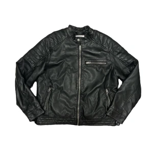 vintage läderjacka - säljer min ascoola läderjacka som jag säljer pga att jag inte använder den längre. nypris: 400kr. om du har frågor så är det bara att kontakta mig!