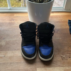 Jordans - Väldigt fina blå/svarta jordans, lite creasade men annars är dom precis som nya!💗