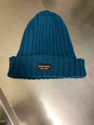 Mössa turkos/blå one size  - North bend  Fint skick Använd endast  ngn gång  Turkos/blå one size  