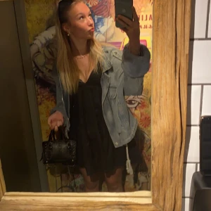 Jeansjacka - Snygg jeansjacka som är lite boxigare. Några ställen där man knäpper fast pälsen är av men det är ingenting som syns💗💗