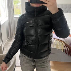 SLUTSÅLD peak performance jacka  - Jätteskön vinterjacka med hög krage från peak performance. Använd två vintrar men varsamt använd. Jackan är normal i storleken. Slutsåld överallt. Köpt för 3500