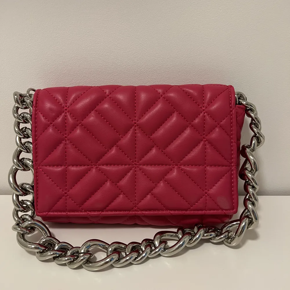 Rosa handväska från Zara. Aldrig använd så den är så gott som ny. . Väskor.