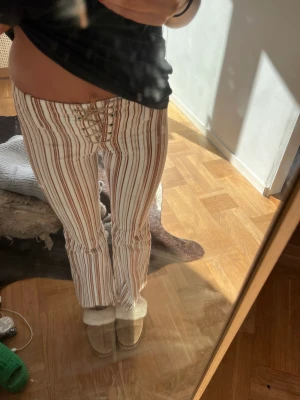 Byxor - Intressekoll på dessa byxor, är 170 lång. Saknar en knapp på insidan men ingenting som märks när man knyter. Säljer endast för ett bra pris:) skriiv 