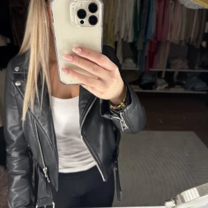 Zara skinnjacka  - Svart skinnjacka från Zara🫶🏼Köparen står för frakten