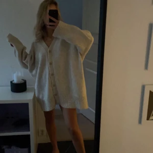 Stickad klänning - Säljer min stickade tröja/klänning från Nelly x Bianca Ingrosso🩷 super gosig nu till hösten! Sparsamt använd och tvättad! Funkar både som en kofta eller klänning då den är tillräckligt lång! Finns inte att köpa långre