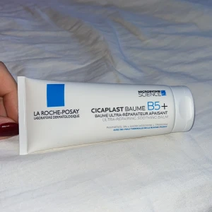 cicaplast baume B5+ 100ml - 100g cicaplast moisturiser från la roche-posay, testad 1 gång men den passar inte för min hudtyp ❤️ det är en ultra repairing soothing balm så den passar känslig hud perfekt ❤️