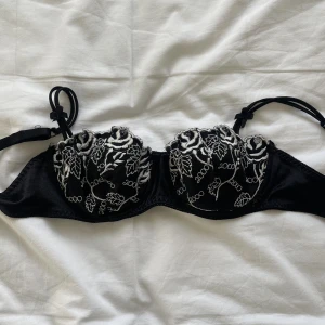 Intimissimi bh - Super fin bh lappen är bort klipp men hon jag köpte den av sa att den var från intimissimi i storlek 70B