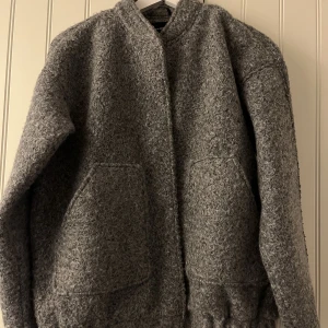 Höstjacka - Säljer denna så snygga jacka, jag köpte den nyss av en tjej på Plick men den var tyvärr för liten:(( De två sista bilderna är lånade!