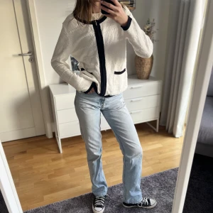 Kofta - Säljer denna söta kofta från FLASHWOMAN i storlek S då den inte kommit till användning! Säljer för 100kr och betalningen sker via Swish!💛