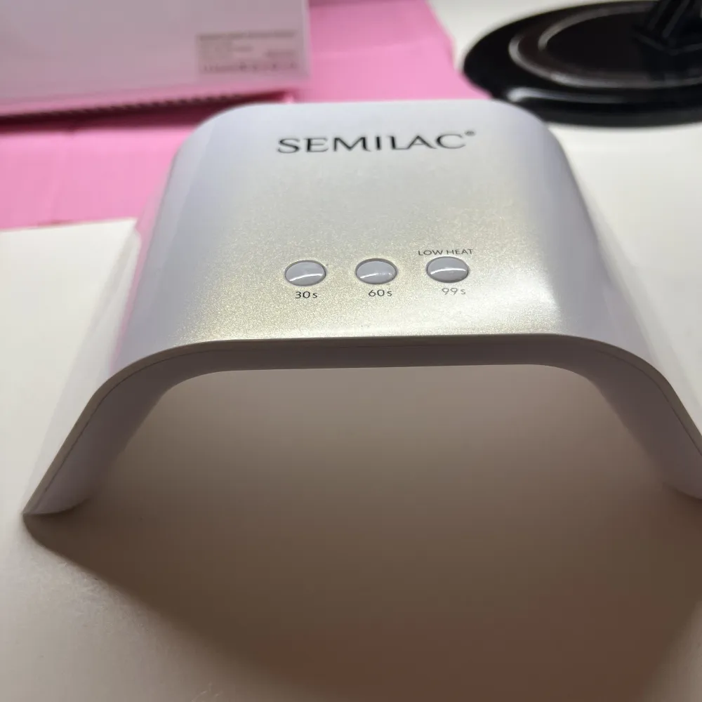Säljer 2 st uv/led lampor från Semilac, fungerar felfritt. 36 watt.. Övrigt.