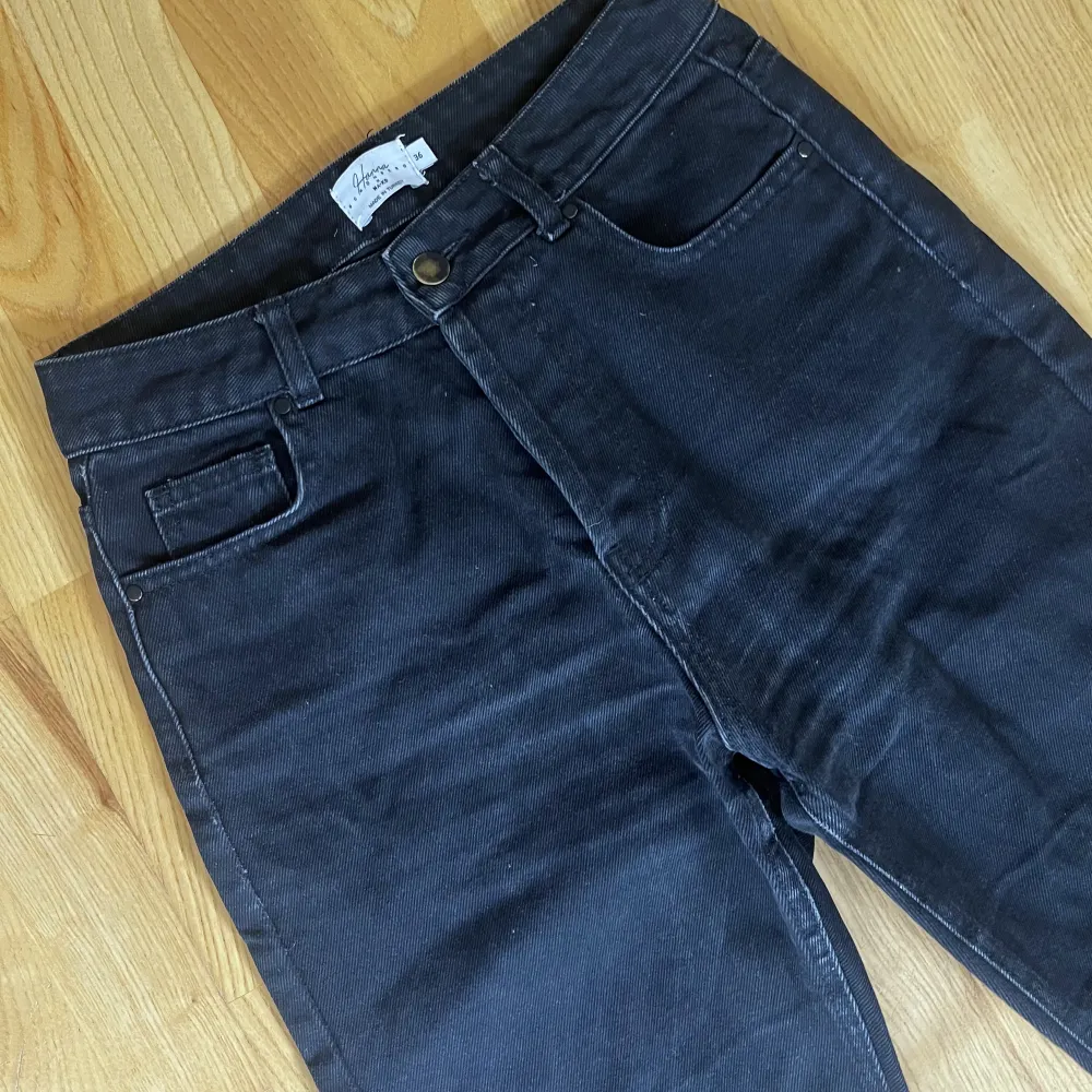 Säljer dessa fina jeans från Hanna Schönbegs kollektion med NAKD. Välanvända men ändå i bra skick!. Jeans & Byxor.