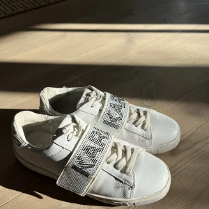 Glittriga Karl Lagerfeld skor✨ - Säljer mina kära Karl Lagerfeld skor som även var mina studentskor😍dom är i princip bara använda på studentdagen och är i väldigt fint skicka! Säljer då dom ej kommer till användning nu. Nypris: 3000kr. (Skickas i originallådan) 