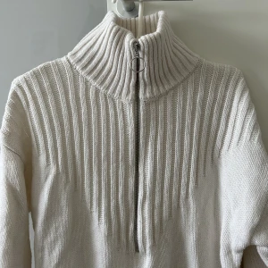 Tröja från nakd  - En fin vit tröja från nakd! Använd ett fåtal gånger❤️ skriv för mer information! 