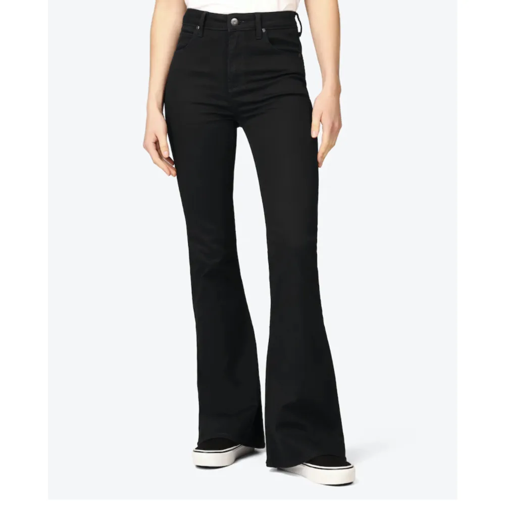 Säljer ett par svarta bootcut jeans från Lee. Knappt använda, fint skick! Strl W28/L33. Nypris 999.. Jeans & Byxor.