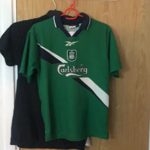 Liverpool 90s shirt - Tja, säljer denna as feta vintage liverpool tröjan. Tröjan spelades under 90 talet. Ingen namn på ryggen. Den är i ett använt men i ett bra skick