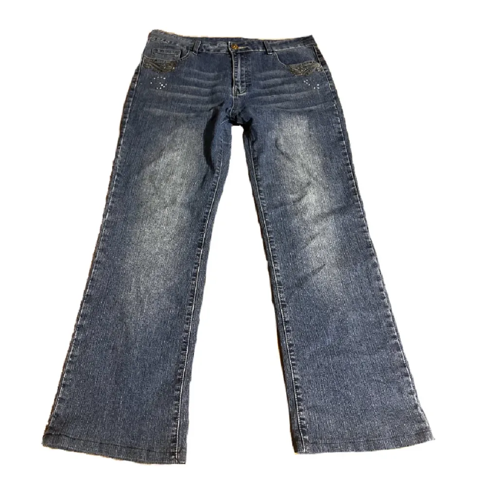 Jättefina jeans med tryck och stenar på några stenar har tyvärr fallit av, midjemåttet cirka 42 cm. Köpta på Plick men passade inte mig, buda gärna! . Jeans & Byxor.