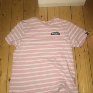 Ellesse t shirt - En ellesse tröja jag inte använder längre i storlek Small