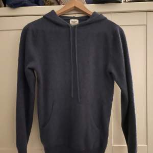 Blå John Henric cashmere hoodie i utmärkt skick. Tröjan är i storlek s men sitter mer som en xs.