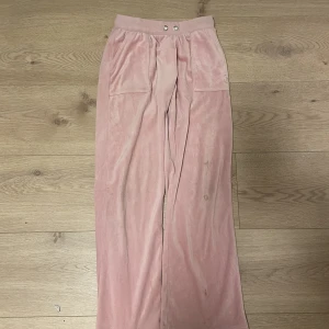 Rosa Juicy Couture byxor - Ungefär 4 månader gammalt, använt 5 gånger? Det finns 2 fläckar därframme som går att tvätta bort. Storlek 140-146 eller 9-10 eller 10-11.