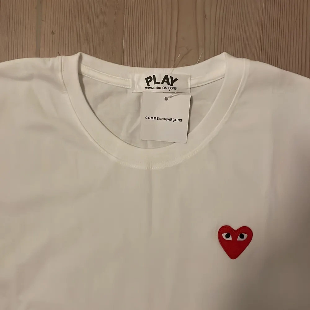 Helt nya CDG T-shirt i storlek XL. Men passar L perfekt. Skick 10/10 aldrig använd bara testad🤩. T-shirts.