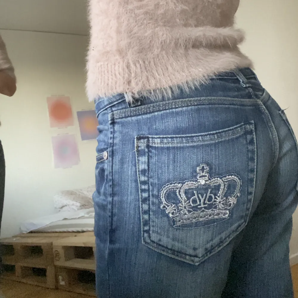 säljer dessa sjukt snygga lågmidjade Viktoria beckham jeans i mycket bra skick, då de inte kommer till användning ❣️ hör av er angående frågor om mått osv ❤️‍🔥. Jeans & Byxor.