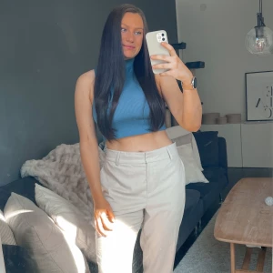 Kostymbyxor från hm  - Storlek 46, sparsamt använda, säljes då dom ej passar längre. 