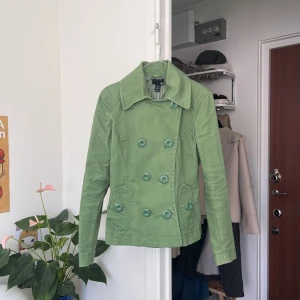 Grön jacka från h&m! - Jättesöt jacka från H&M!! I bra skick men som syns på sista bilden är en söm sönder i fickan, går säkert att lösa! Hör av dig för fler bilder samt för bilder med den på! 🥰