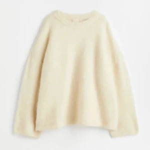 Stickad mohair tröja - Säljer denna stickade mohair tröja, aldrig använd endast testad! Den är från hm och är helt slutsåld! Börjar på 800. Köp direkt för 900 kr😍 pris går eventuellt att diskutera☺️