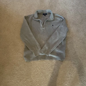 Polo Ralph lauren zip  - Polo Ralph lauren half zip. Den är i helt okej skick den har några fläckar som man ser på bilden men skriv till mig om du är intereserad för den har lite fler fläckar. Därför säljer jag så billigt