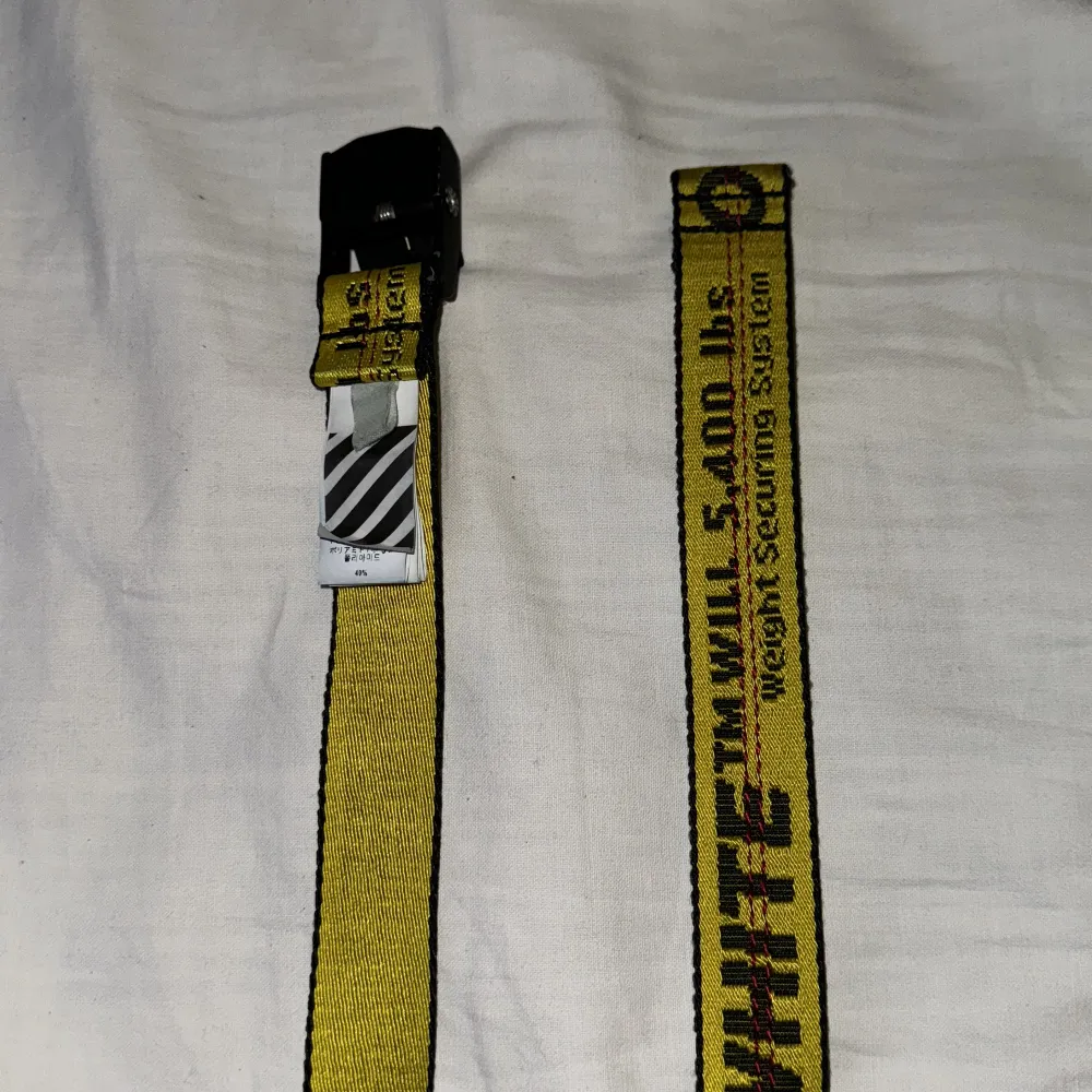 Äkta Off-White Bälte i nyskick. Säljer på grund av att jag har tröttnat på det. Bältet är 2.5cm brett och 205 cm långt. Det är bara att höra av er om ni vill ha fler bilder eller om ni har några funderingar :). Accessoarer.