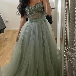 Festklänning  - I nyskick bara använd några timmar  Storlek 36/38 skulle passa en s  Finns att hämta i tumba  Man kan komma och prova ifall man vill kan även fraktas