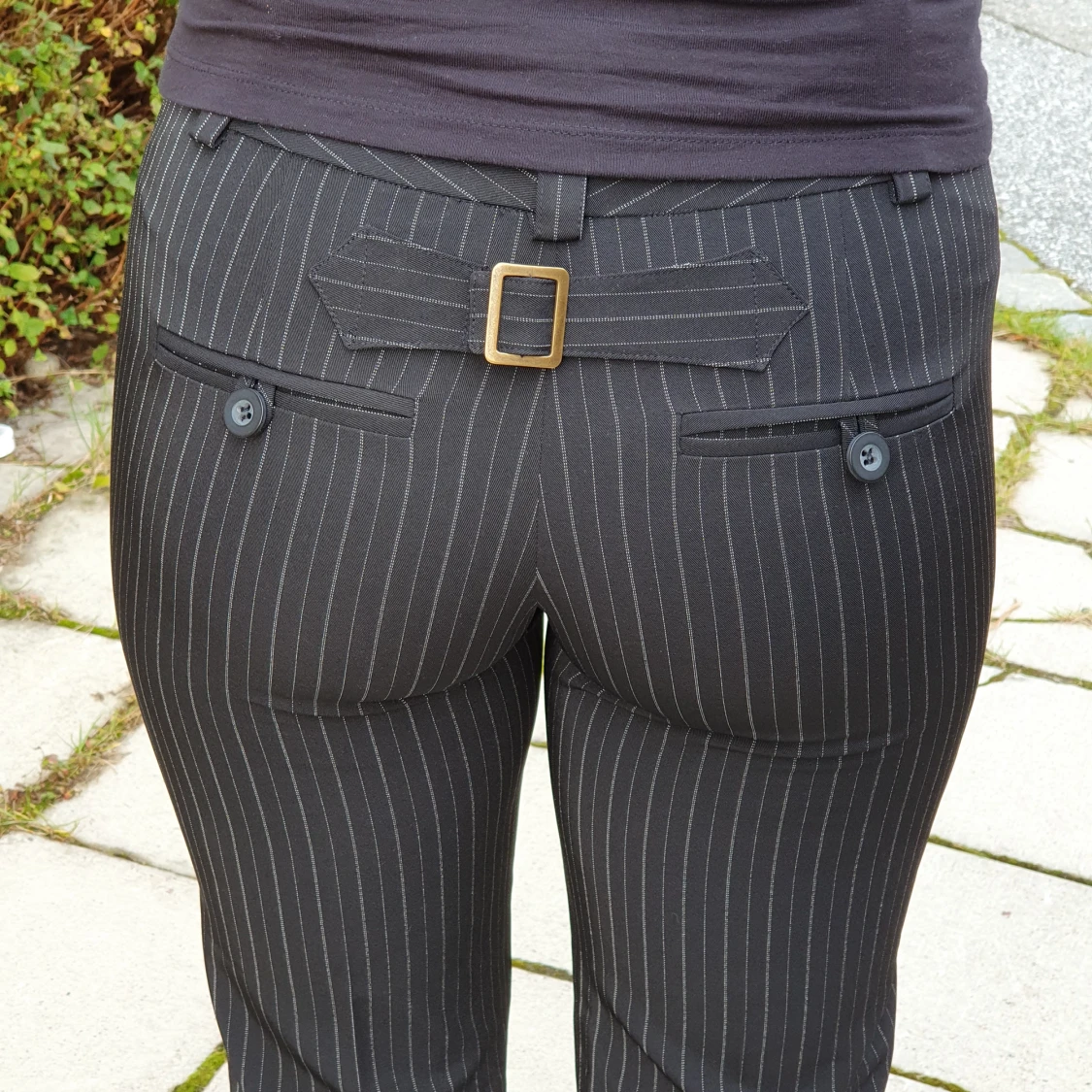 Kritstrecksrandiga byxor. - 91