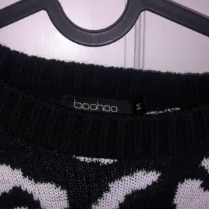 Stickad tröja i storlek M från boohoo, anständig fåtal gånger 