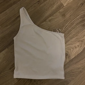 one shoulder topp - one shoulder topp som är lite för liten för mig!