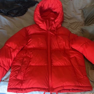 Röd jacka - En röd pufferjacka från H&M i storlek S. Den är använd en del så den har lite fläckar (går bort i tvätt), övrigt inga skador. Passar Xs-M. Jag är 164cm. Säljs då den inte längre används! Nypris 499😌