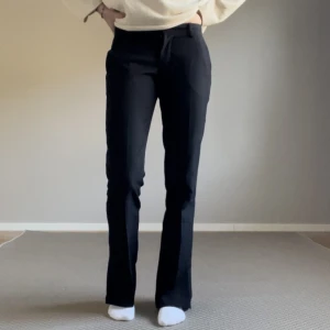 Lågmidjade kostymbyxor  - Lågmidjade kostymbyxor från bikbok. Knappt använda och mycket fina skick. Slits på bägge benen (skriv för fler bilder). Storlek 36, jag är 167 lång för preferens💓