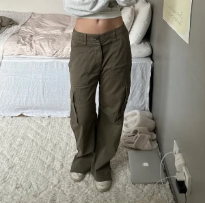 Gröna Cargos - Superfina cargos från zara som sålde slut på en sekund, sparsamt använda och i jättefint skick. Uppskattar byxorna till en S/M, jag brukar själv ha 38 i byxor. 