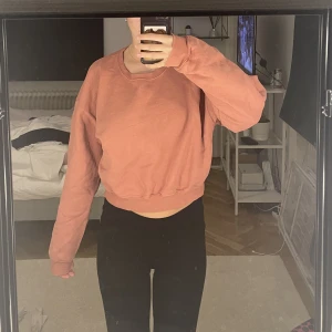 Tröja - Kroppad tjocktröja från bikbok. Använt skick❤️